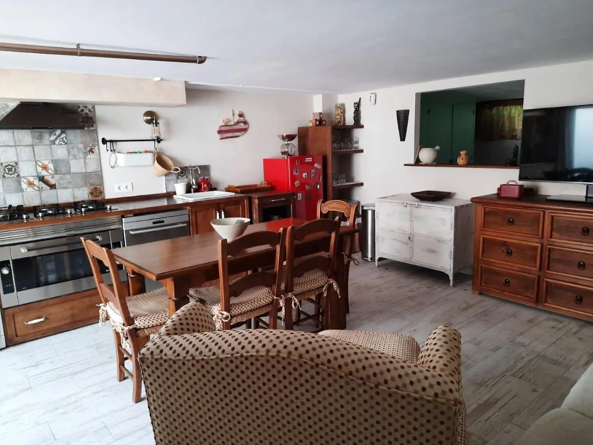 Un Apartamento Vacacional Con Detalles De Un Hogar contacts